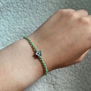 Green and clear flower bead bracelet